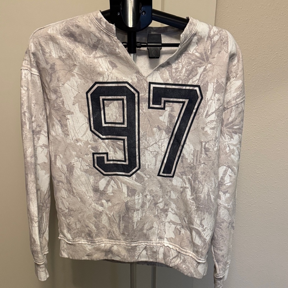 Hollister Off-White and Gray Pullover